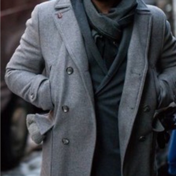 TOM FORD scarf in 16.5-micron wool herringbone is a great choice. Greyish Brown - Picture 7 of 7